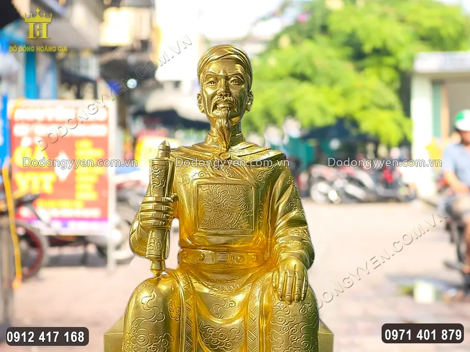 Gương mặt Ng&agrave;i được chạm khắc sắc n&eacute;t, tinh tế